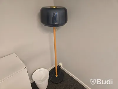 Helt kontor med kontorsplatser, matsalsmöbel, kaffemaskin, mm