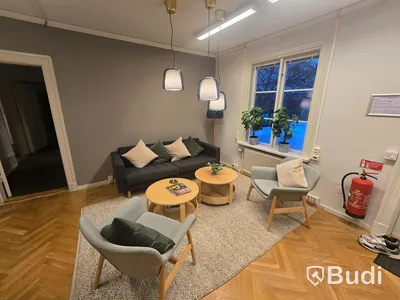 Helt kontor med kontorsplatser, matsalsmöbel, kaffemaskin, mm