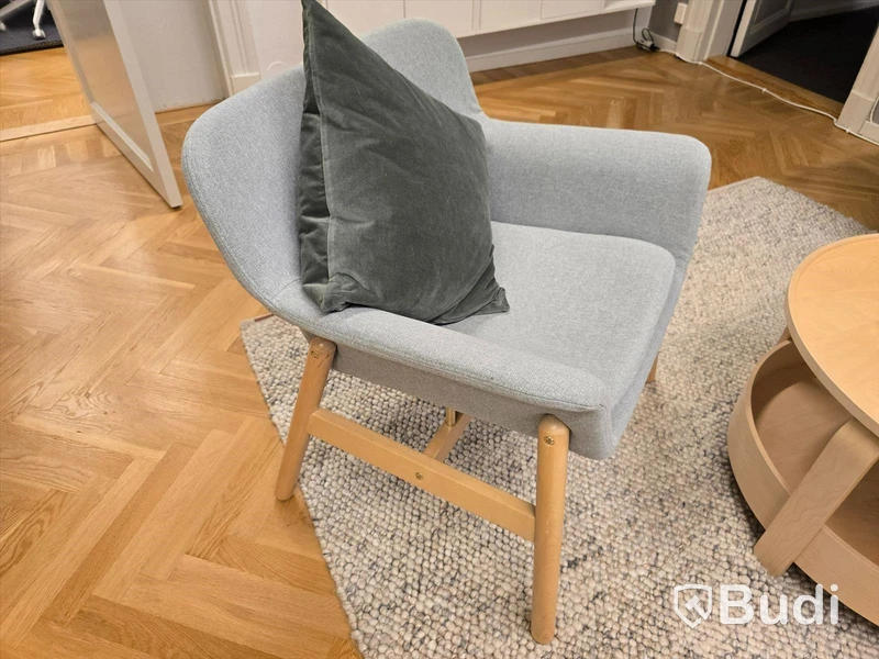 Helt kontor med kontorsplatser, matsalsmöbel, kaffemaskin, mm