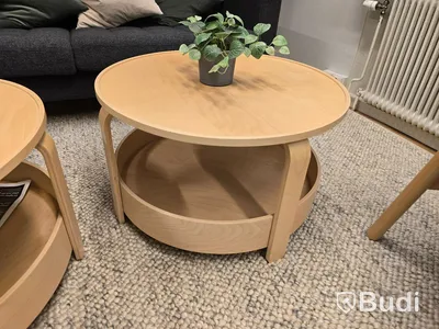 Helt kontor med kontorsplatser, matsalsmöbel, kaffemaskin, mm