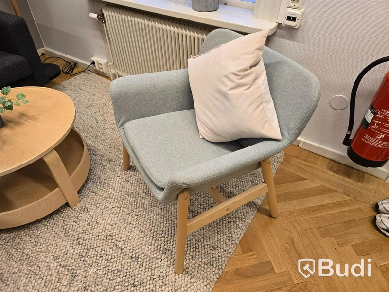 Helt kontor med kontorsplatser, matsalsmöbel, kaffemaskin, mm