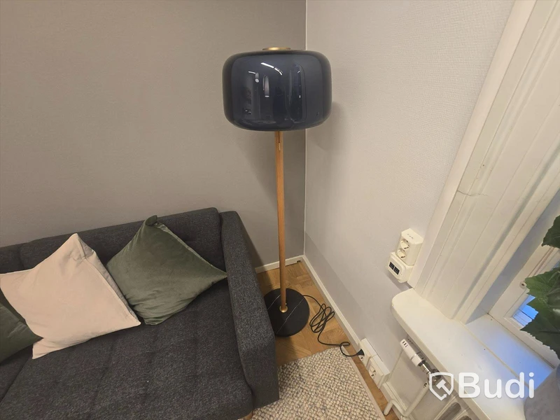 Helt kontor med kontorsplatser, matsalsmöbel, kaffemaskin, mm