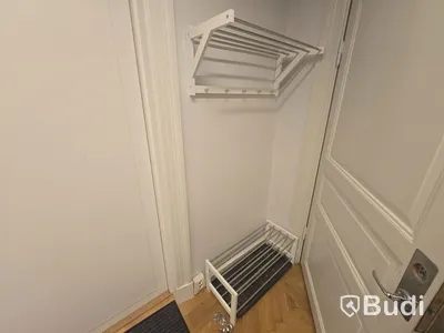 Helt kontor med kontorsplatser, matsalsmöbel, kaffemaskin, mm