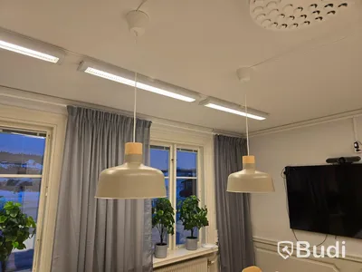 Helt kontor med kontorsplatser, matsalsmöbel, kaffemaskin, mm