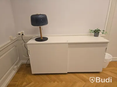 Helt kontor med kontorsplatser, matsalsmöbel, kaffemaskin, mm