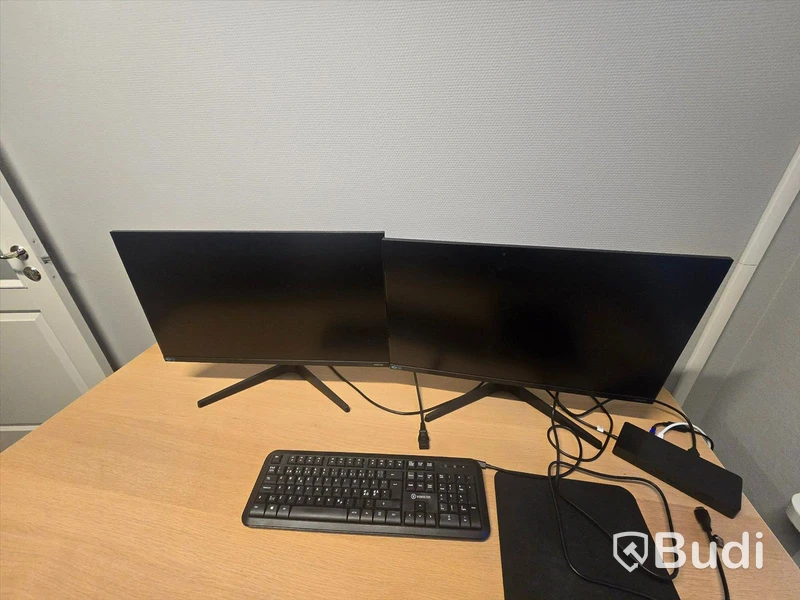Helt kontor med kontorsplatser, matsalsmöbel, kaffemaskin, mm