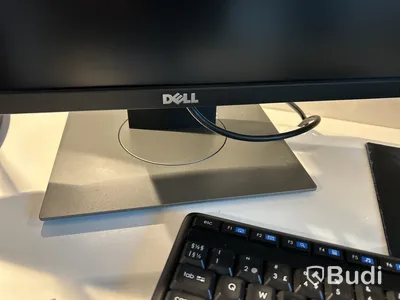 Receptionsdisk, design av Emil Lind med elektriskt höj- & sänkbara skrivbord, datorskärmar, stolar