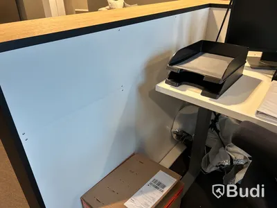 Receptionsdisk, design av Emil Lind med elektriskt höj- & sänkbara skrivbord, datorskärmar, stolar