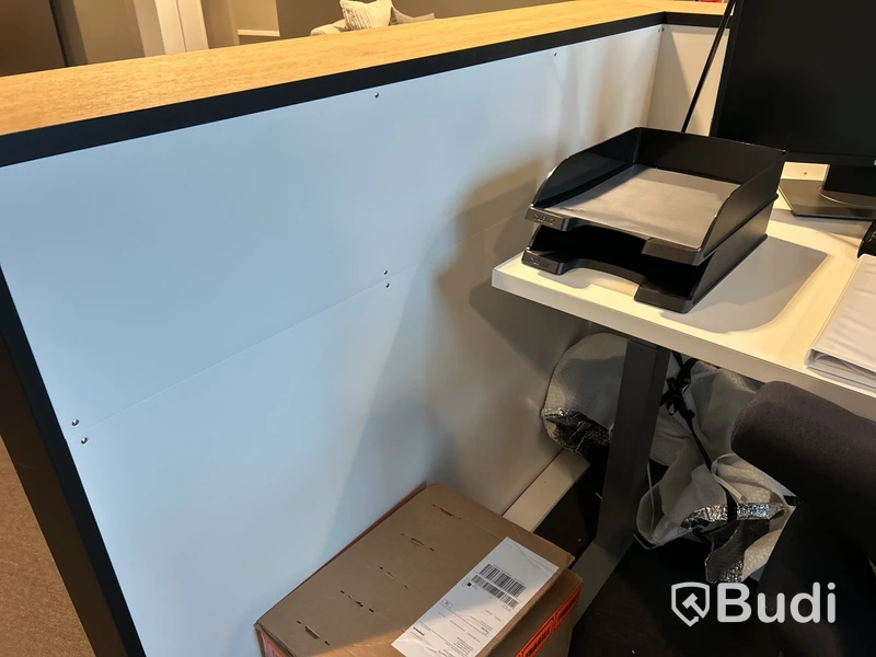 Receptionsdisk, design av Emil Lind med elektriskt höj- & sänkbara skrivbord, datorskärmar, stolar