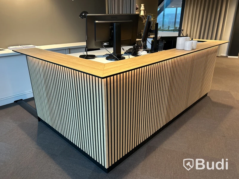 Receptionsdisk, design av Emil Lind med elektriskt höj- & sänkbara skrivbord, datorskärmar, stolar