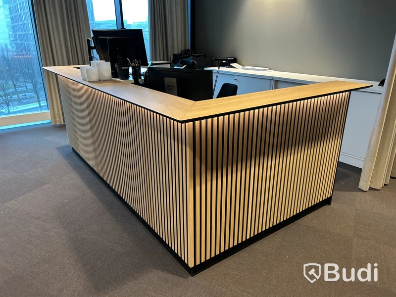 Receptionsdisk, design av Emil Lind med elektriskt höj- & sänkbara skrivbord, datorskärmar, stolar