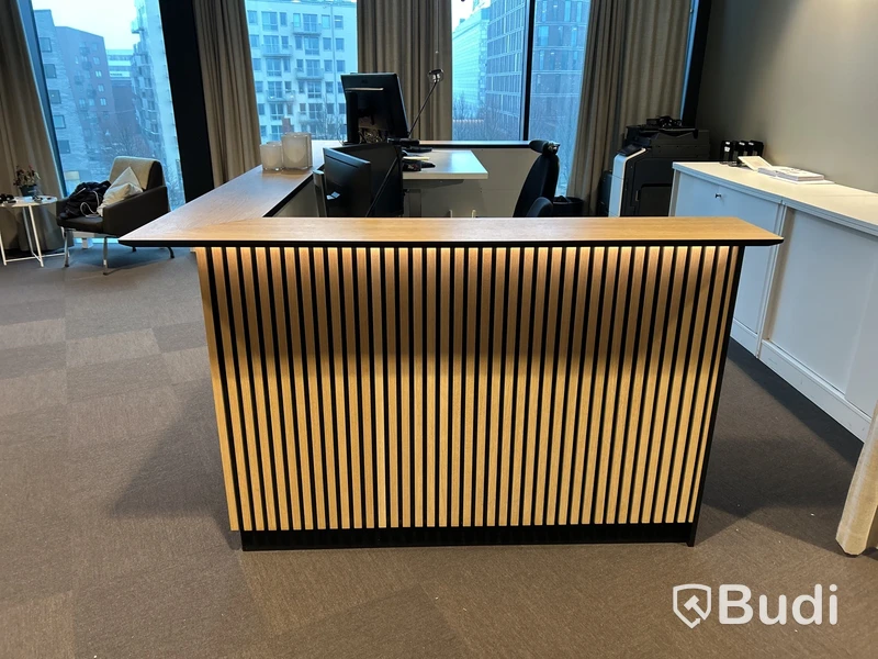 Receptionsdisk, design av Emil Lind med elektriskt höj- & sänkbara skrivbord, datorskärmar, stolar