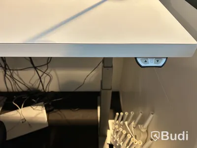 Receptionsdisk, design av Emil Lind med elektriskt höj- & sänkbara skrivbord, datorskärmar, stolar