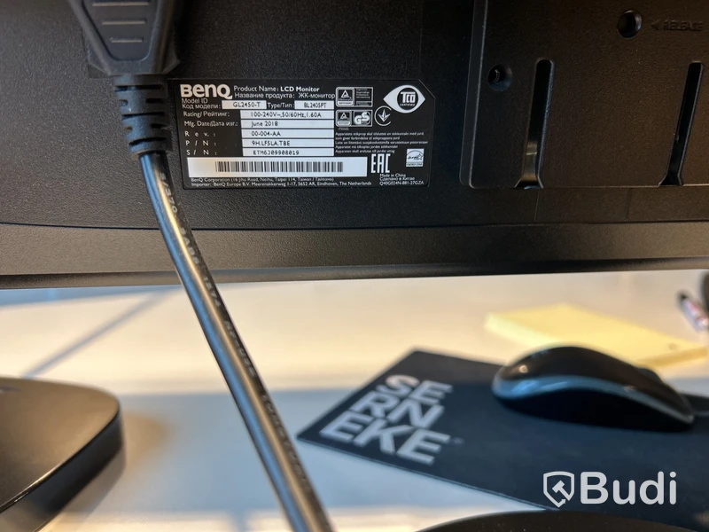 Receptionsdisk, design av Emil Lind med elektriskt höj- & sänkbara skrivbord, datorskärmar, stolar