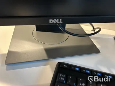 Receptionsdisk, design av Emil Lind med elektriskt höj- & sänkbara skrivbord, datorskärmar, stolar