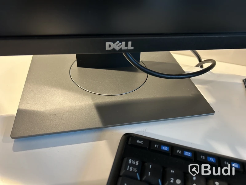 Receptionsdisk, design av Emil Lind med elektriskt höj- & sänkbara skrivbord, datorskärmar, stolar