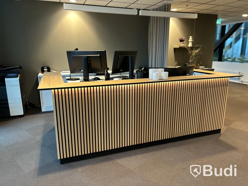 Receptionsdisk, design av Emil Lind med elektriskt höj- & sänkbara skrivbord, datorskärmar, stolar