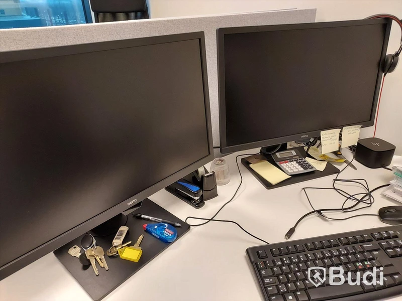 Kontorsplats med elektriskt höj sänkbart skrivbord