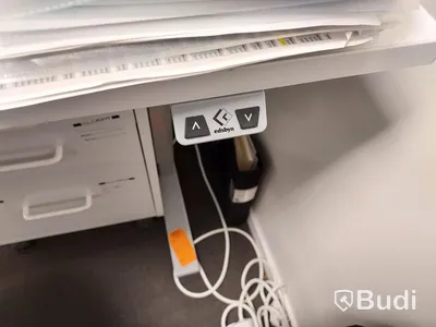 Kontorsplats med elektriskt höj sänkbart skrivbord