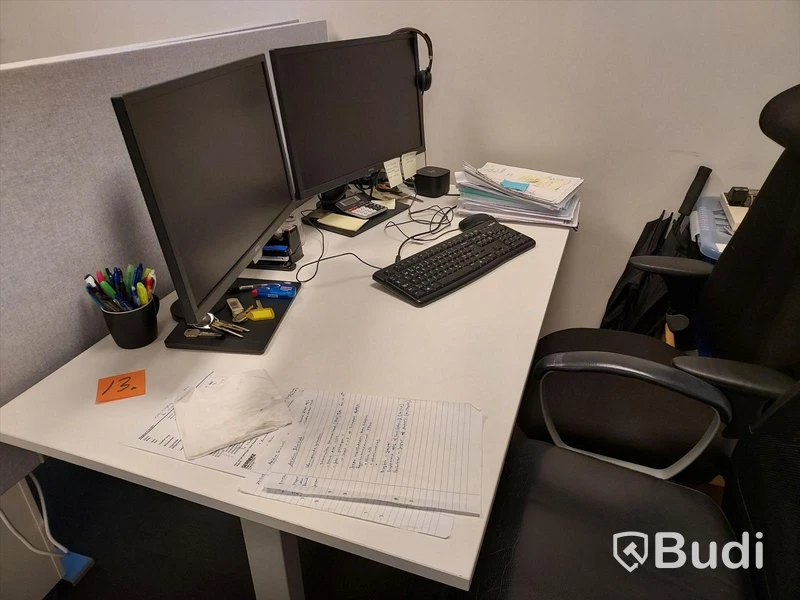 Kontorsplats med elektriskt höj sänkbart skrivbord