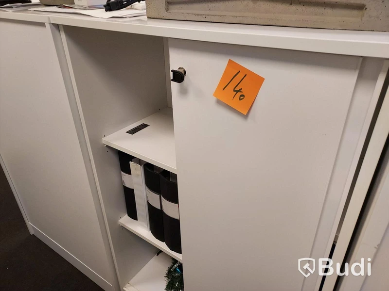 Kontorsplats med elektriskt höj sänkbart skrivbord
