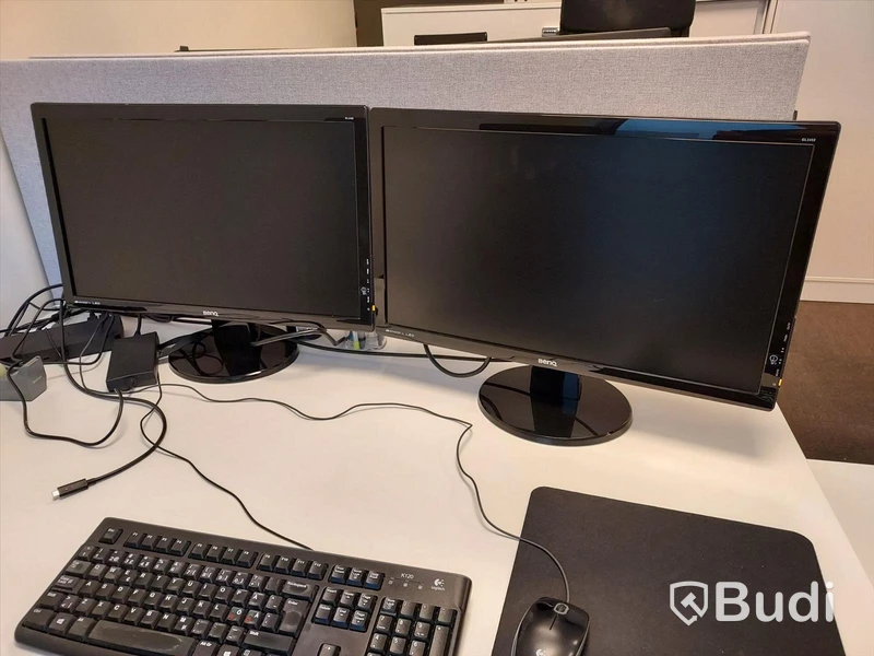 Kontorsplats med elektriskt höj sänkbart skrivbord