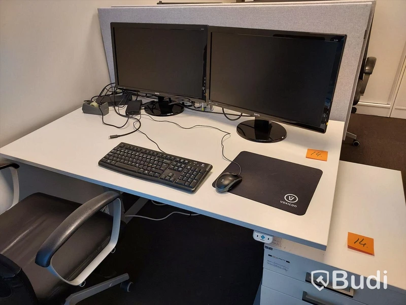 Kontorsplats med elektriskt höj sänkbart skrivbord