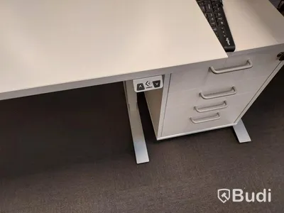 2st Kontorsplatser med elektriskt höj sänkbara skrivbord