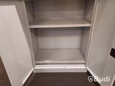 Plåtskåp med hyllor