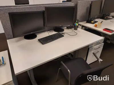2st kontors arbetsplatser med vita elektriskt höj sänkbara skrivbord