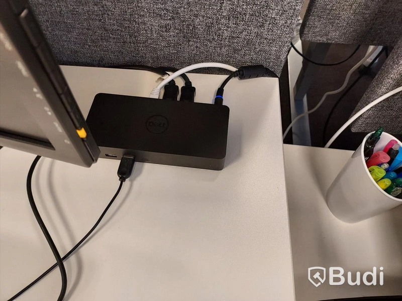 2st kontors arbetsplatser med vita elektriskt höj sänkbara skrivbord