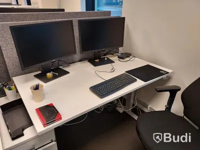 2st kontors arbetsplatser med vita elektriskt höj sänkbara skrivbord