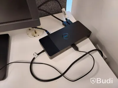 2st kontors arbetsplatser med vita elektriskt höj sänkbara skrivbord