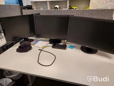 2st kontors arbetsplatser med vita elektriskt höj sänkbara skrivbord