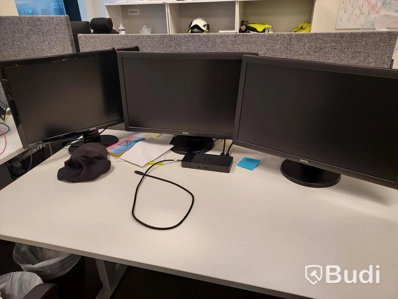 2st kontors arbetsplatser med vita elektriskt höj sänkbara skrivbord