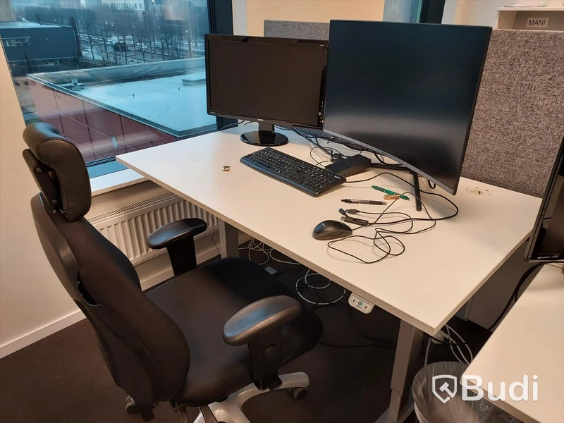 2st kontors arbetsplatser med vita elektriskt höj sänkbara skrivbord