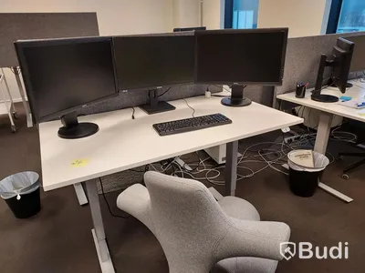 2st kontorsarbetsplatser med elektriskt höj sänkbara vita skrivbord