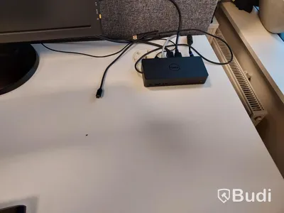 2st kontorsarbetsplatser med elektriskt höj sänkbara vita skrivbord