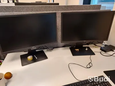 2st kontorsarbetsplatser med elektriskt höj sänkbara vita skrivbord