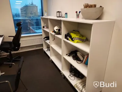 2st kontorsarbetsplatser med elektriskt höj sänkbara vita skrivbord