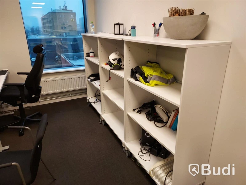 2st kontorsarbetsplatser med elektriskt höj sänkbara vita skrivbord