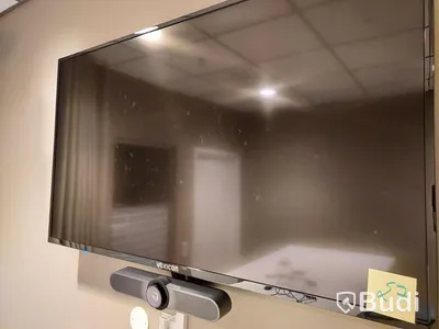 Konferansrum med högre bord och stolar samt it utrustning