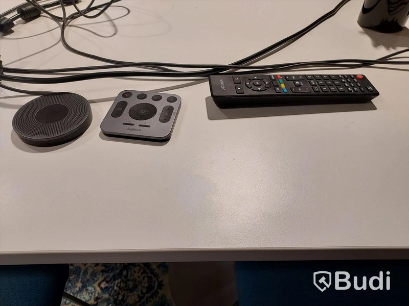 Konferansrum med högre bord och stolar samt it utrustning