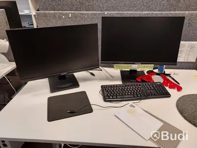 2st kontorsarbetaplatser med vita elektriskt höj sänkbara skrivbord