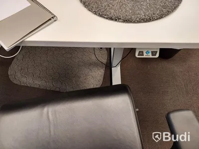2st kontorsarbetaplatser med vita elektriskt höj sänkbara skrivbord