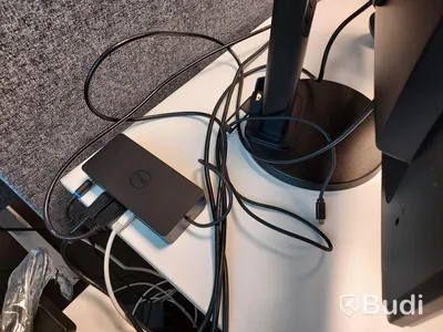 2st kontorsarbetaplatser med vita elektriskt höj sänkbara skrivbord