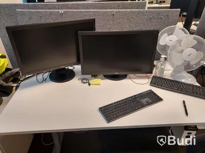 2st kontorsarbetaplatser med vita elektriskt höj sänkbara skrivbord