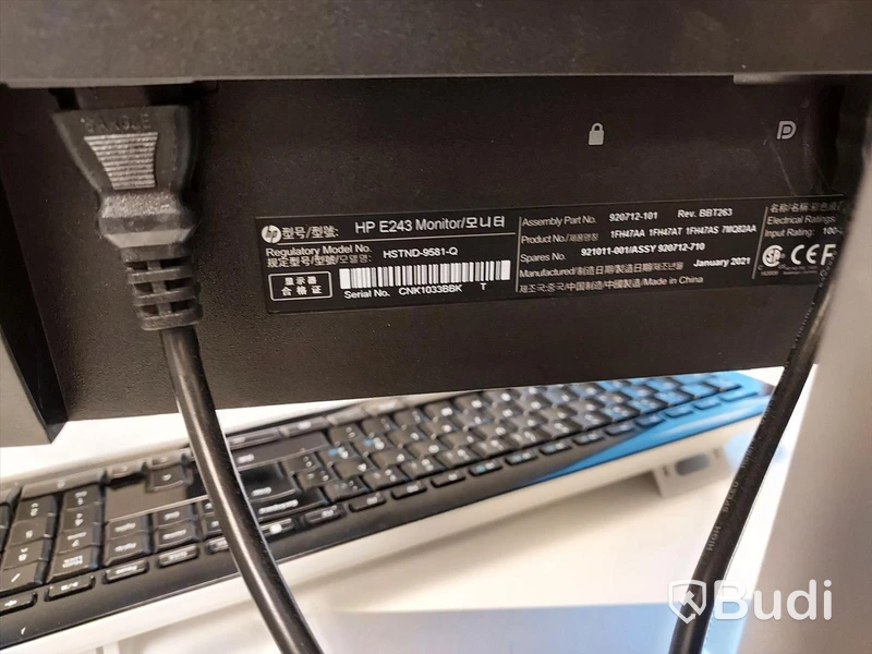 2st kontorsarbetaplatser med vita elektriskt höj sänkbara skrivbord