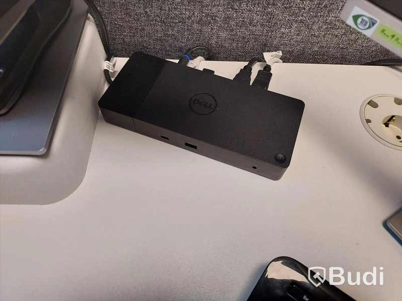 2st kontorsarbetaplatser med vita elektriskt höj sänkbara skrivbord