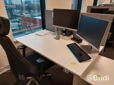 2st kontorsarbetaplatser med vita elektriskt höj sänkbara skrivbord